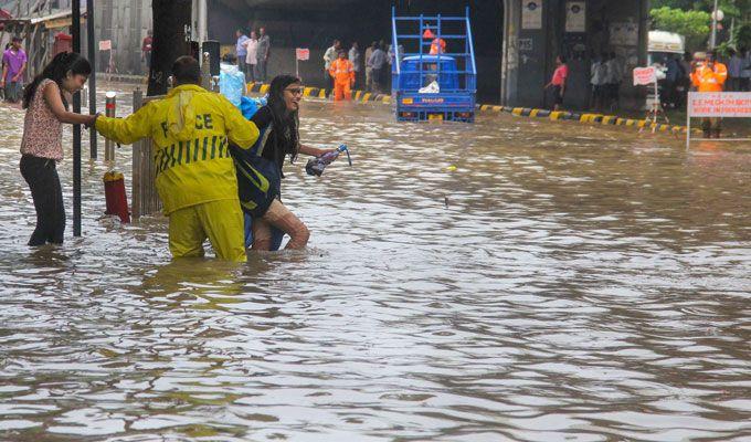 Heavy rain lashes Mumbai Photos