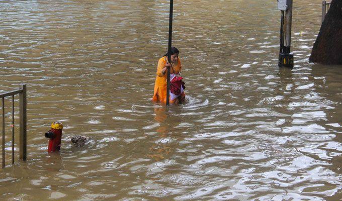 Heavy rain lashes Mumbai Photos