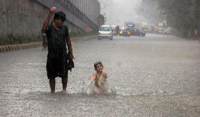 Heavy rain lashes Mumbai Photos