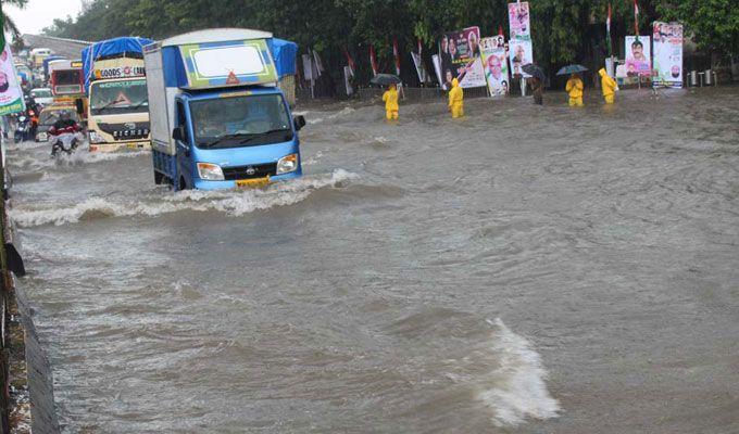 Heavy rain lashes Mumbai Photos