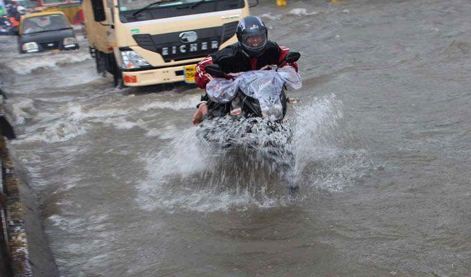 Heavy rain lashes Mumbai Photos