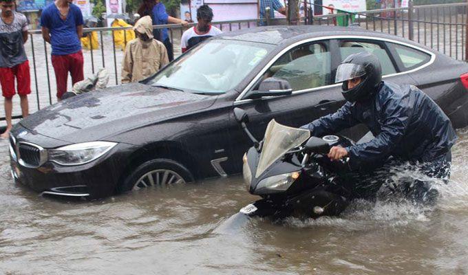 Heavy rain lashes Mumbai Photos