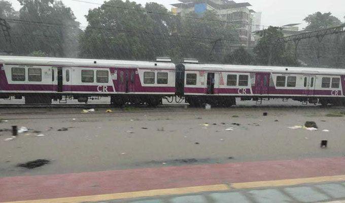 Heavy rain lashes Mumbai Photos