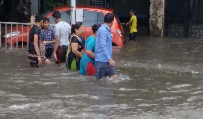 Heavy rain lashes Mumbai Photos