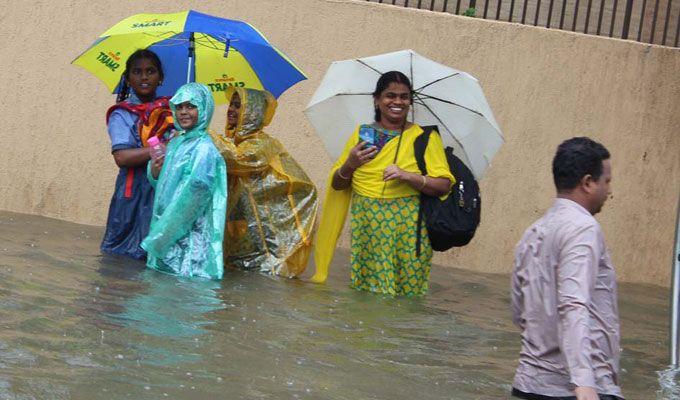 Heavy rain lashes Mumbai Photos