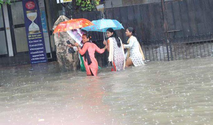 Heavy rain lashes Mumbai Photos