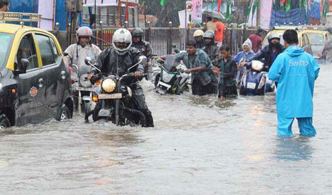 Heavy rain lashes Mumbai Photos