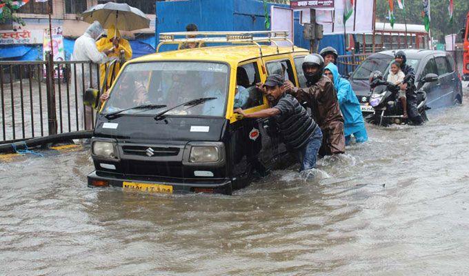 Heavy rain lashes Mumbai Photos