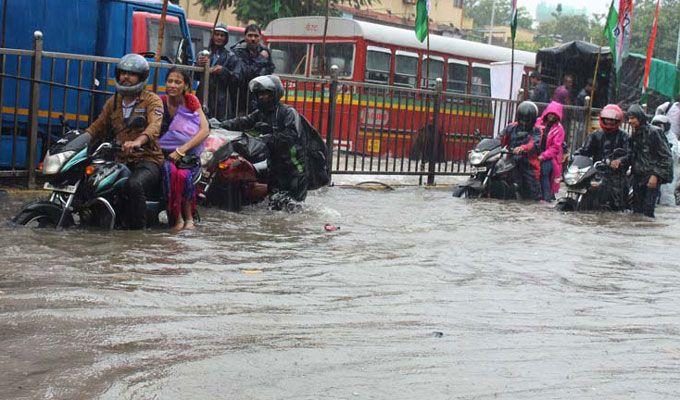 Heavy rain lashes Mumbai Photos