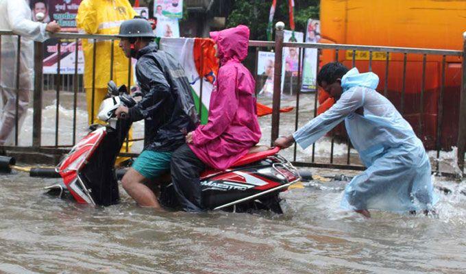 Heavy rain lashes Mumbai Photos