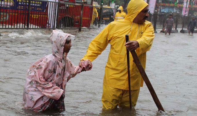 Heavy rain lashes Mumbai Photos