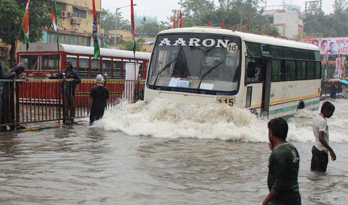 Heavy rain lashes Mumbai Photos