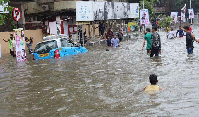 Heavy rain lashes Mumbai Photos