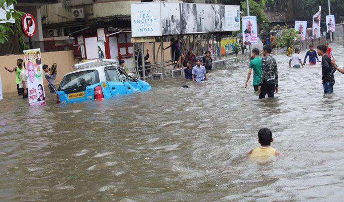 Heavy rain lashes Mumbai Photos