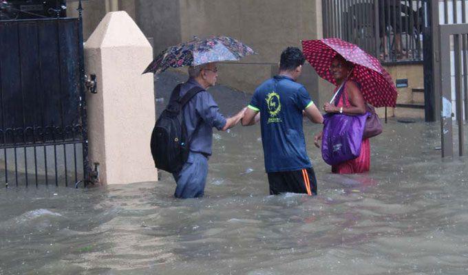 Heavy rain lashes Mumbai Photos