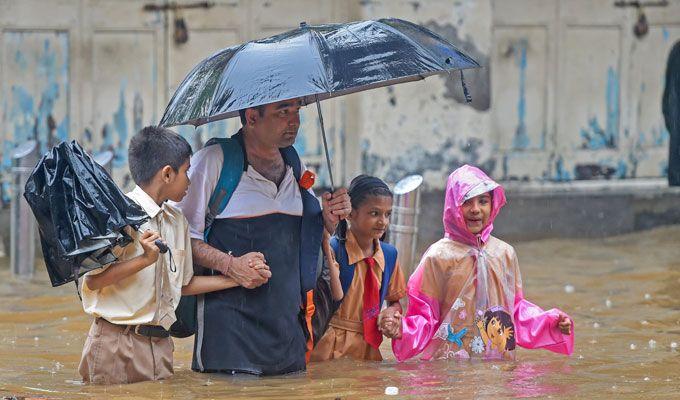 Heavy rain lashes Mumbai Photos