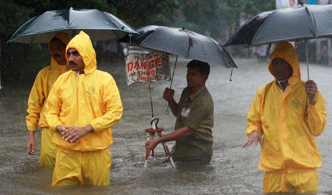 Heavy rain lashes Mumbai Photos