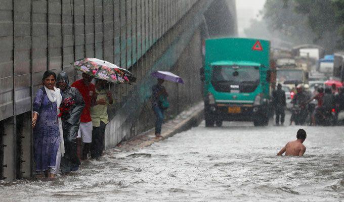 Heavy rain lashes Mumbai Photos