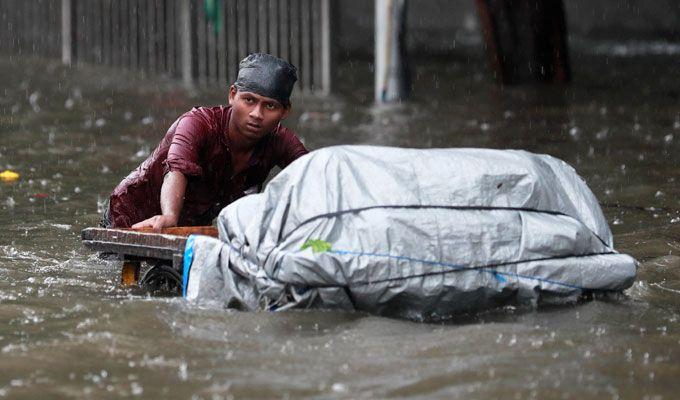 Heavy rain lashes Mumbai Photos