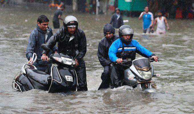 Heavy rain lashes Mumbai Photos