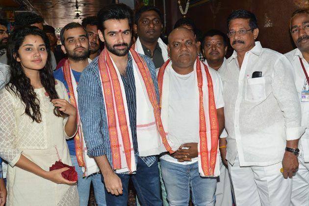 Hello Guru Prema Kosame Team In Vijayawada Kanaka Durga Temple