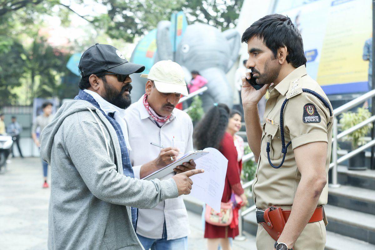 Here are some exciting working stills from Touch Chesi Chudu