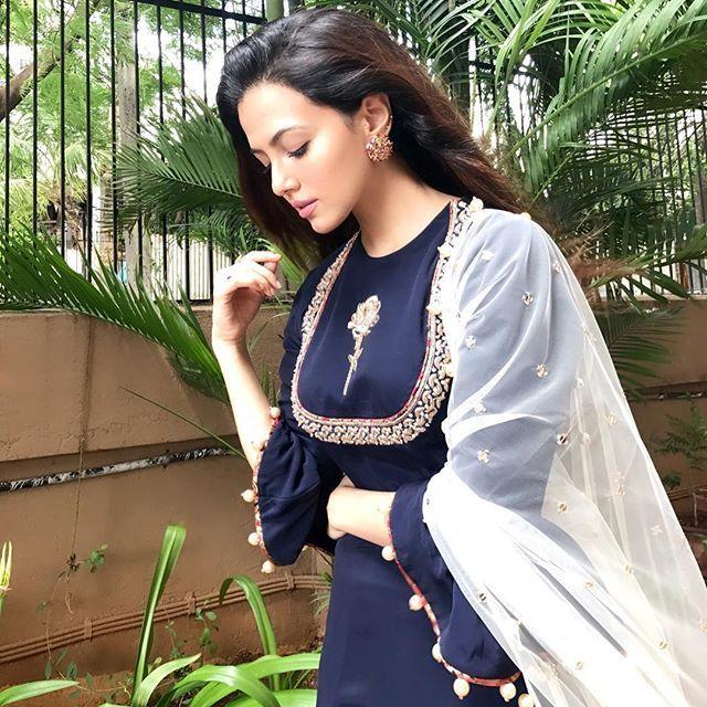 Herione Sana Khan Latest Rare & Unseen Photos