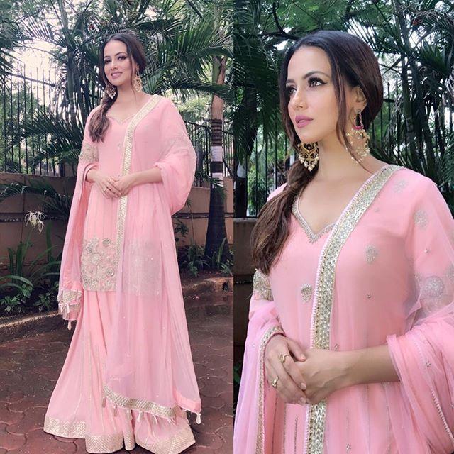 Herione Sana Khan Latest Rare & Unseen Photos