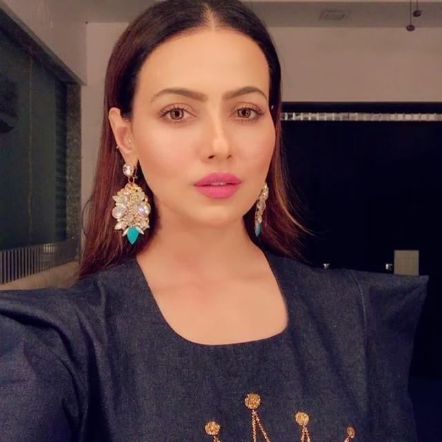 Herione Sana Khan Latest Rare & Unseen Photos