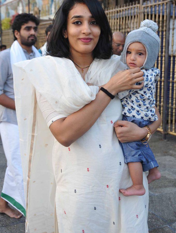 Hero Nani Visits Tirumala with Family Photos