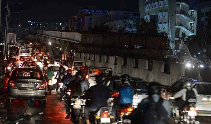 Hyderabad: Heavy Rains & hailstorm cause Traffic jams, Power Outage