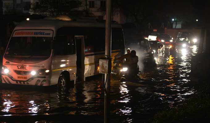 Hyderabad: Heavy Rains & hailstorm cause Traffic jams, Power Outage