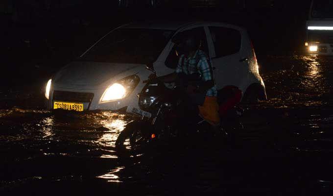 Hyderabad: Heavy Rains & hailstorm cause Traffic jams, Power Outage