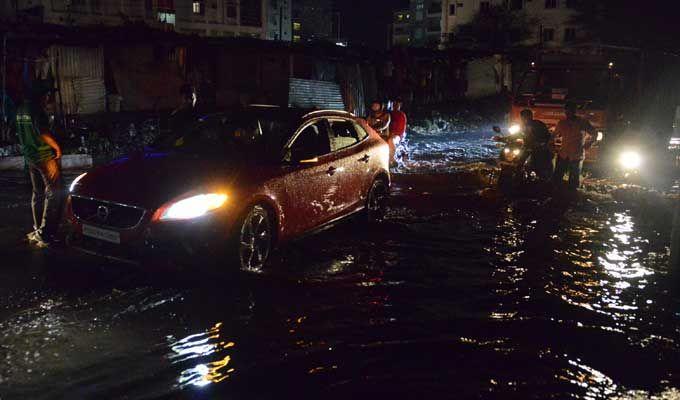 Hyderabad: Heavy Rains & hailstorm cause Traffic jams, Power Outage