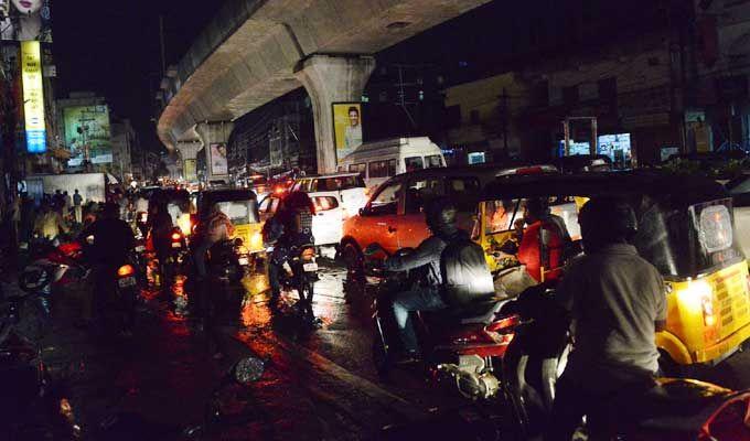 Hyderabad: Heavy Rains & hailstorm cause Traffic jams, Power Outage