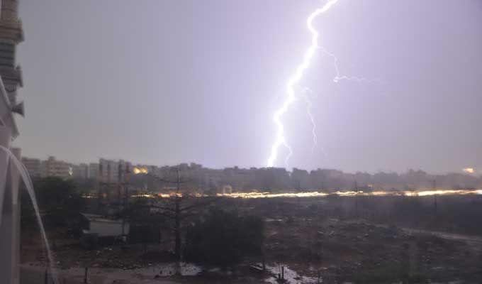 Hyderabad: Heavy Rains & hailstorm cause Traffic jams, Power Outage