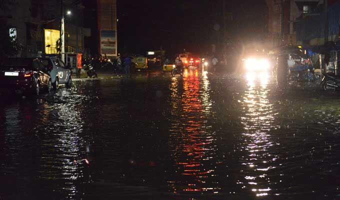 Hyderabad: Heavy Rains & hailstorm cause Traffic jams, Power Outage