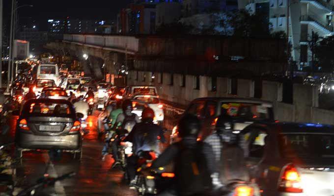 Hyderabad: Heavy Rains & hailstorm cause Traffic jams, Power Outage