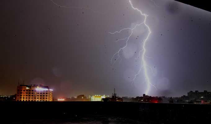 Hyderabad: Heavy Rains & hailstorm cause Traffic jams, Power Outage