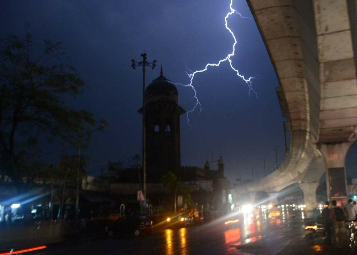 Hyderabad: Heavy Rains & hailstorm cause Traffic jams, Power Outage