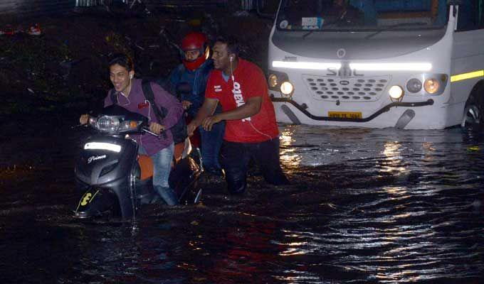 Hyderabad: Heavy Rains & hailstorm cause Traffic jams, Power Outage
