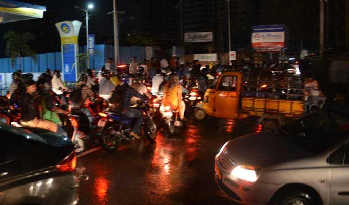 Hyderabad: Heavy Rains & hailstorm cause Traffic jams, Power Outage