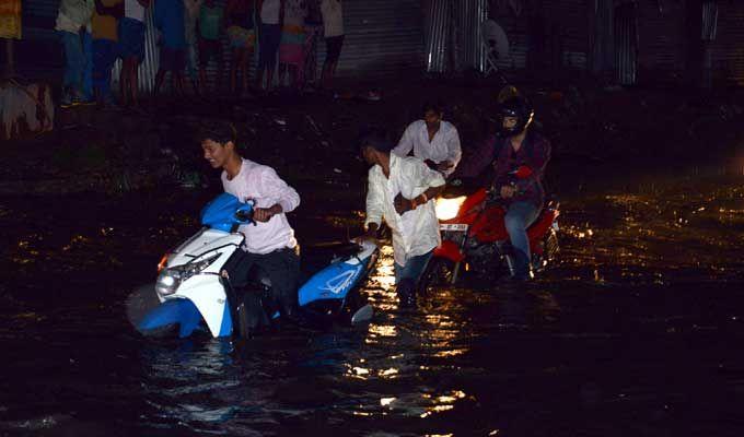 Hyderabad: Heavy Rains & hailstorm cause Traffic jams, Power Outage