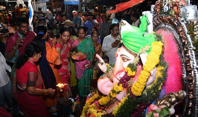Hyderabad Ganesh Visarjan in Hussain Sagar Lake 2018 Photos