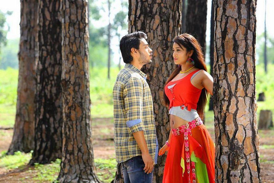 Iddari Madhya 18 Telugu Movie Stills