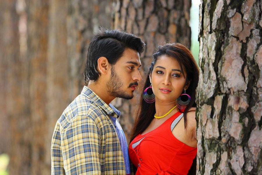 Iddari Madhya 18 Telugu Movie Stills