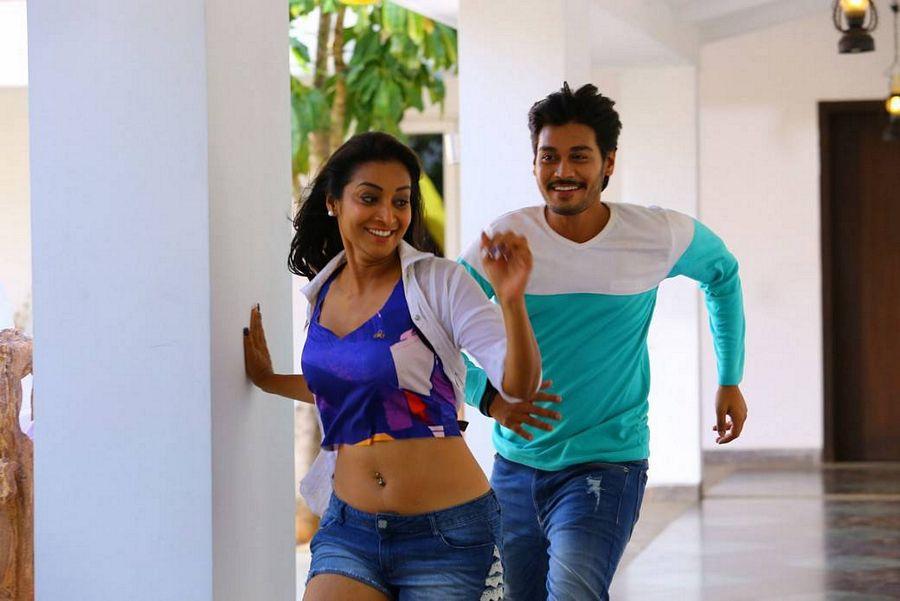 Iddari Madhya 18 Telugu Movie Stills