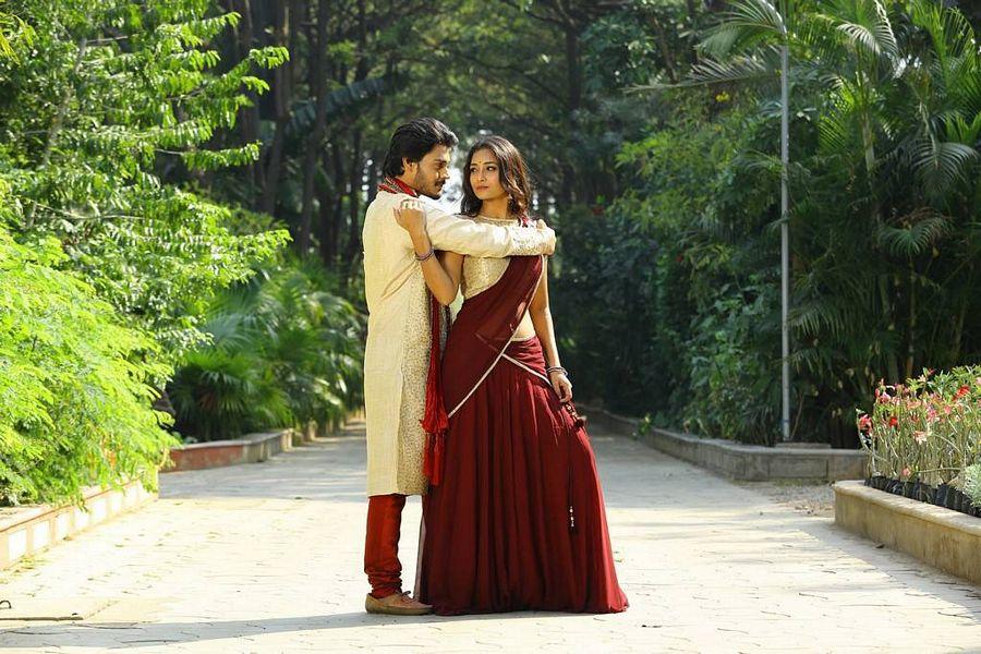 Iddari Madhya 18 Telugu Movie Stills