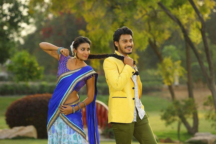 Iddari Madhya 18 Telugu Movie Stills