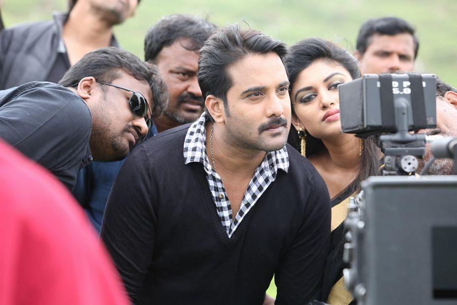 Idi Naa Love Story Movie Working Stills & Photos